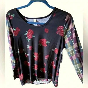 Lularoe large black Lynnae long sleeve t shirt with red roses & plaid sleeves!